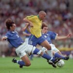 ⚽ Una Foto, Tres Leyendas: Cuando Ronaldo Nazário Desafió a Cannavaro y Maldini.