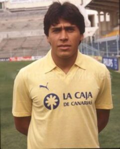 JORGE ‘KOKE’ CONTRERAS: EL MAESTRO CHILENO DE LOS TIROS LIBRES QUE ENAMORÓ A LAS PALMAS Y A TODO UN PAÍS