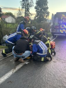 VENÍA DESDE TALCA A VER A SU MADRE Y PIERDE EL CONTROL DEL AUTO: FUE ASISTIDO POR AUTORIDADES, BOMBEROS Y AMBULANCIA