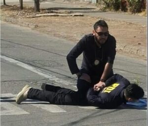 BALACERA ENTRE FALSOS PDI Y DETECTIVES EN SANTIAGO DEJA CUATRO DETENIDOS.