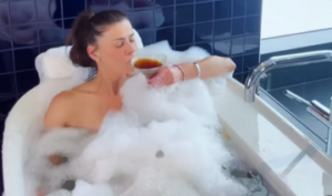 Tonka Tomicic vuelve a generar impacto tras compartir sugerente foto en tina con espuma y alcohol